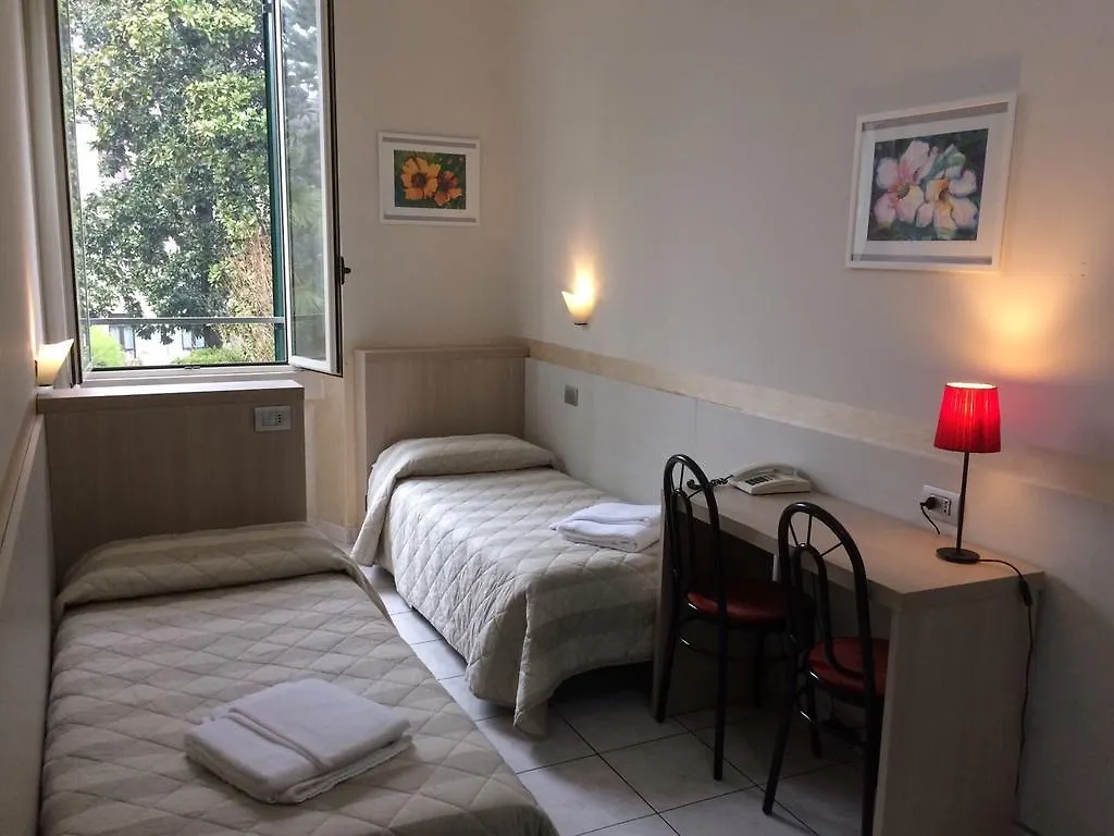 Hotel Due Giardini Милан 2*,  Италия